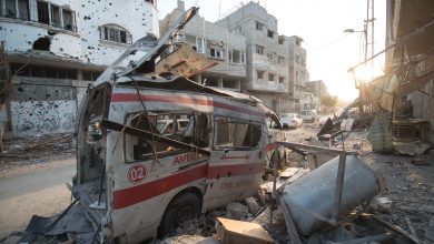 صورة أرشيفية لسيارة إسعاف دُمِّرَت خلال الحرب في منطقة الشجاعية - قطاع غزة